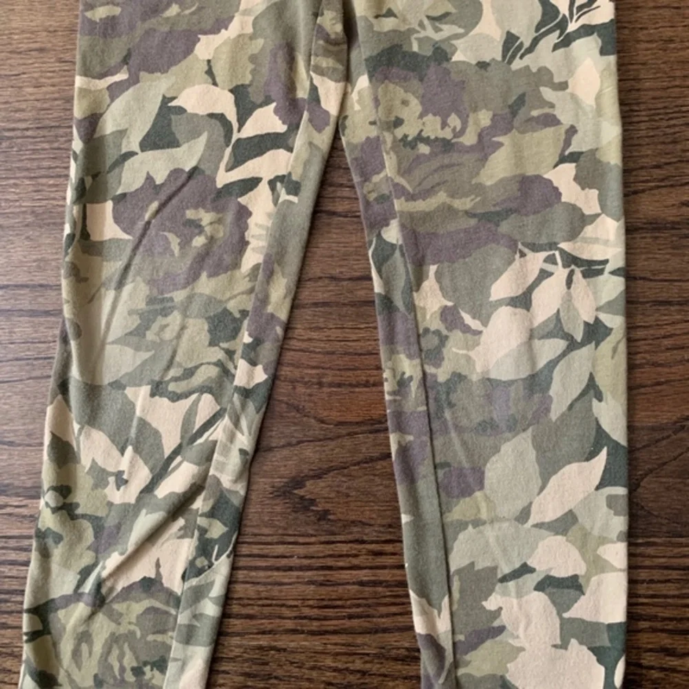 EUC‎ Gap Floral/ Camouflage Leggings Sz S